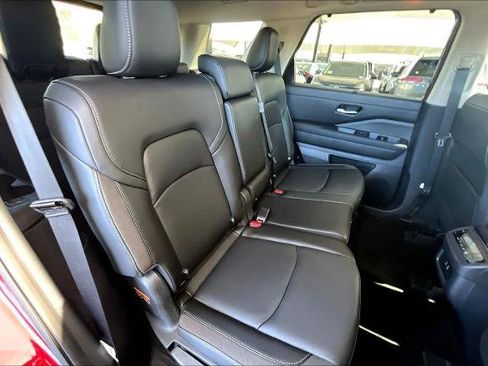 Certified 2024 Nissan Pathfinder SL image 19