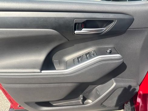 Used 2023 Toyota Highlander XLE FWD image 26