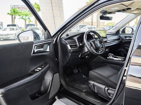 Used 2025 Mitsubishi Outlander ES FWD image 12