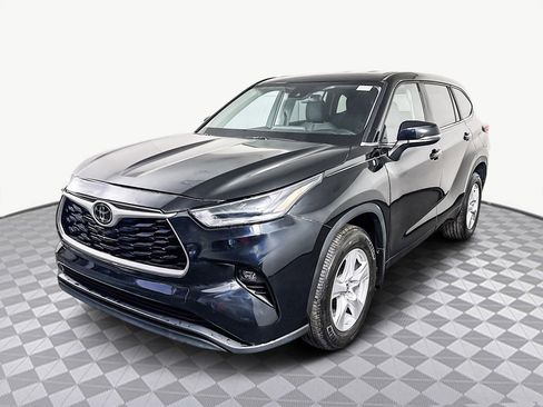 Used 2023 Toyota Highlander LE image 4