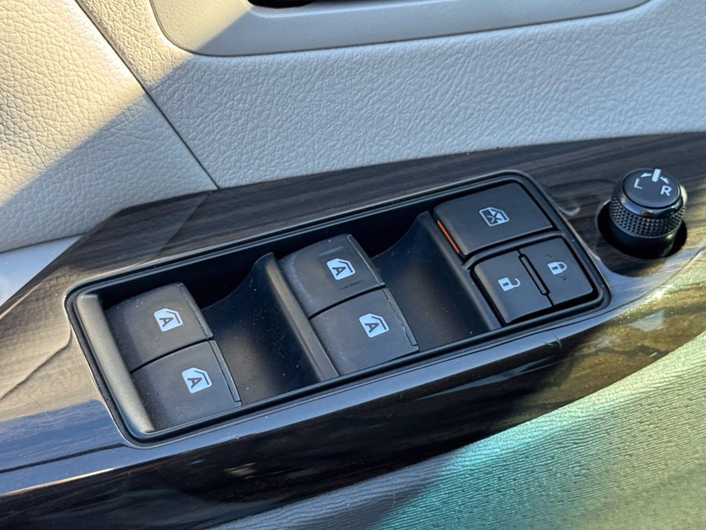 Used 2017 Toyota Sienna XLE Premium FWD image 19