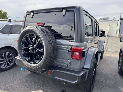 Used 2023 Jeep Wrangler Unlimited Sahara w/ Cold Weather Group AWD/4WD image 8