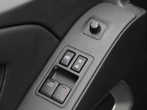 Used 2025 Nissan Frontier SV image 14