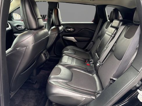 Used 2018 Jeep Cherokee Trailhawk image 10