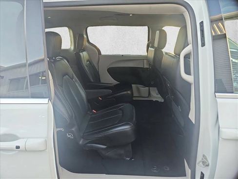 Used 2023 Chrysler Pacifica Touring-L FWD image 21