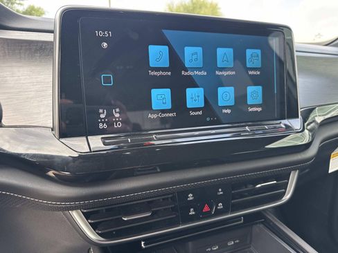 Used 2025 Volkswagen Atlas Cross Sport SE image 25