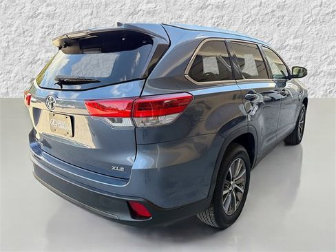 Used 2019 Toyota Highlander XLE image 3