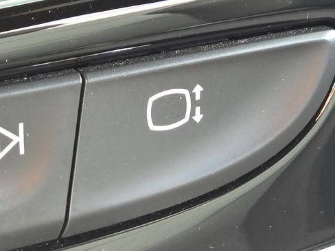 Used 2023 Chevrolet Traverse LT image 10