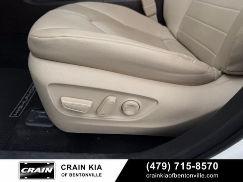 Used 2022 Toyota Highlander XLE FWD image 11