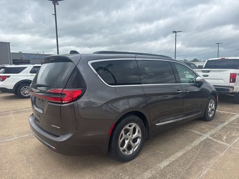 Used 2023 Chrysler Pacifica Limited FWD image 4