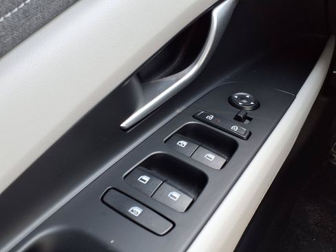 Certified 2025 Hyundai Elantra Limited FWD image 14