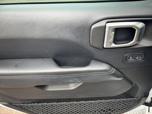 Used 2018 Jeep Wrangler Unlimited Sahara image 15