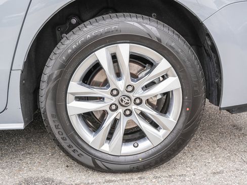 Used 2023 Toyota Sienna XLE Woodland Edition image 10