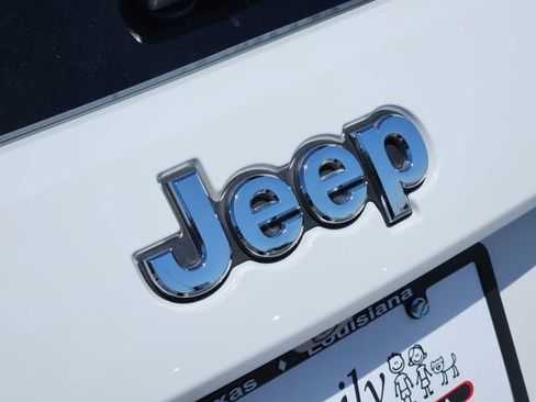 Used 2021 Jeep Grand Cherokee Laredo X image 9