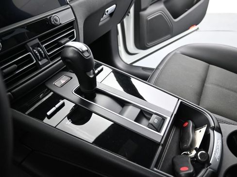 Certified 2023 Porsche Macan AWD/4WD image 12