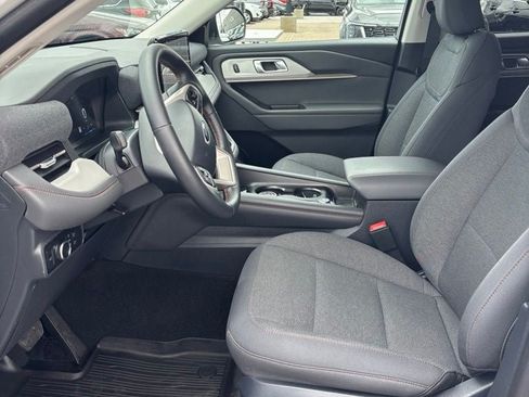 Used 2025 Ford Explorer Active AWD/4WD image 13