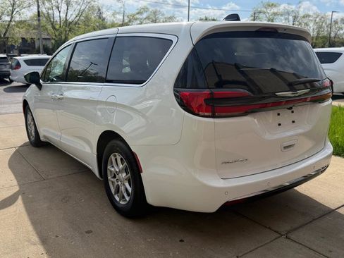 Used 2026 Chrysler Pacifica Select FWD image 5