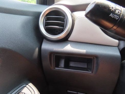 Used 2020 Nissan Versa SV FWD image 28