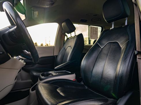 Used 2021 Chrysler Pacifica Touring-L image 15