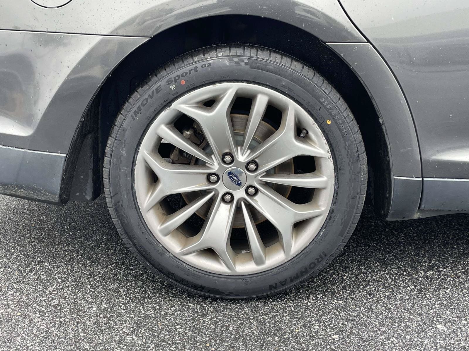 Used 2016 Ford Taurus Limited FWD image 29