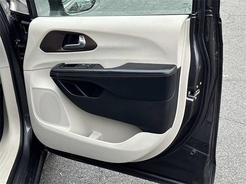 Used 2017 Chrysler Pacifica Touring-L image 8