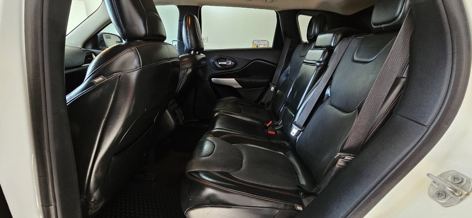 Used 2017 Jeep Cherokee Trailhawk AWD/4WD image 17