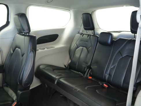 Certified 2023 Chrysler Pacifica Touring-L FWD image 23