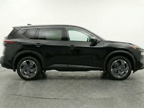 Used 2025 Nissan Rogue SV image 11