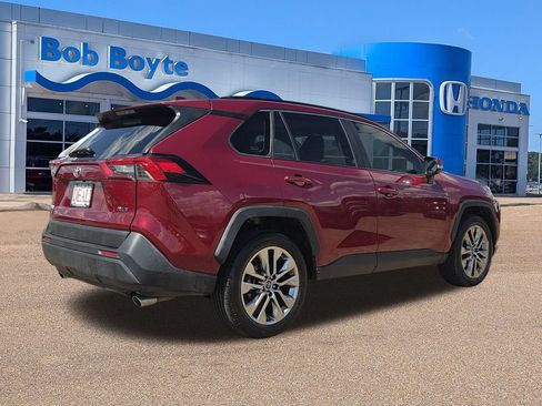 Used 2019 Toyota RAV4 XLE Premium FWD image 5