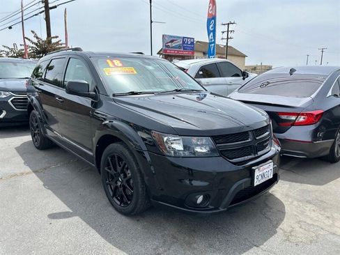 Used 2018 Dodge Journey SXT w/ Connectivity Group FWD image 2