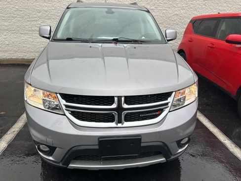 Used 2019 Dodge Journey SE image 2