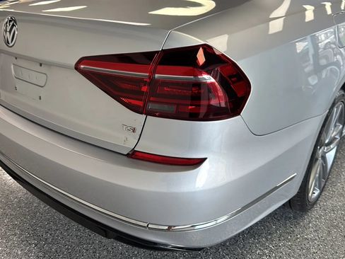Used 2018 Volkswagen Passat 2.0T R-Line w/ R-Line Lighting Package FWD image 40