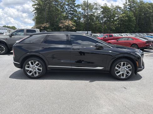 Used 2025 Cadillac Optiq Luxury 2 AWD/4WD image 9