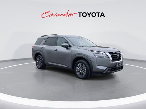 Used 2024 Nissan Pathfinder SV image 2