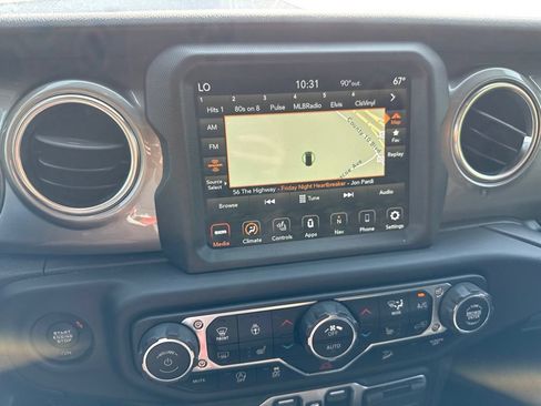 Used 2019 Jeep Wrangler Unlimited Sahara w/ Uconnect 4C Nav & Sound Group AWD/4WD image 10