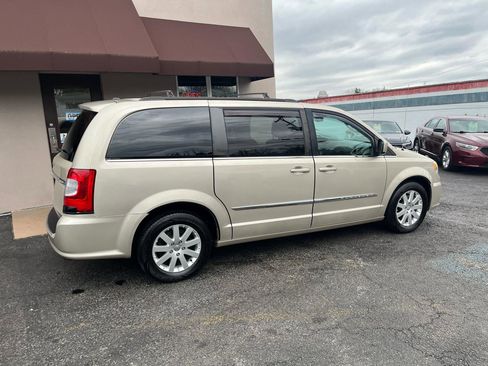 Used 2014 Chrysler Town & Country Touring image 5
