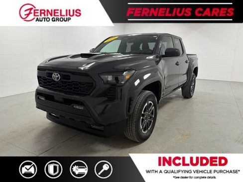 Used 2025 Toyota Tacoma TRD Sport AWD/4WD image 3