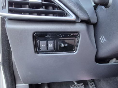 Used 2018 Jaguar F-PACE Premium image 28