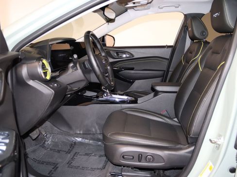 Used 2025 Chevrolet Trax ACTIV w/ Sunroof Package FWD image 34