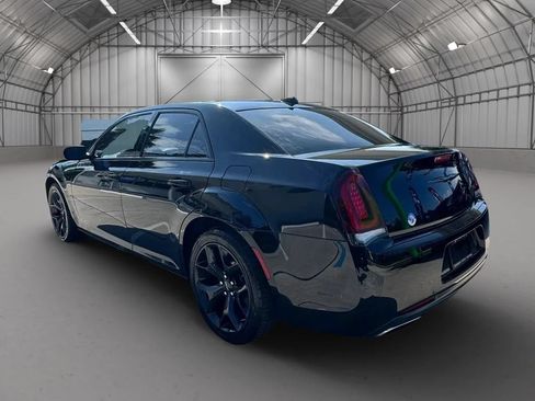 Used 2022 Chrysler 300 Touring w/ Sport Appearance Package RWD image 5