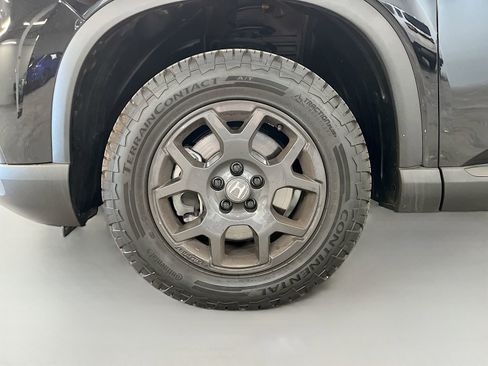 Used 2025 Honda Pilot TrailSport image 32