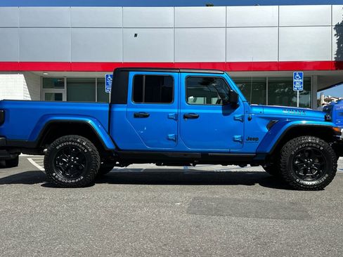 Used 2022 Jeep Gladiator Sport AWD/4WD image 3