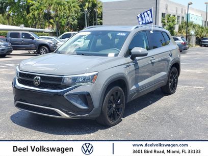 Used 2024 Volkswagen Taos SE w/ Panoramic Sunroof Package