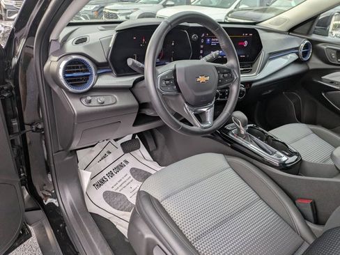 Used 2025 Chevrolet Trax LT w/ LT Convenience Package image 5