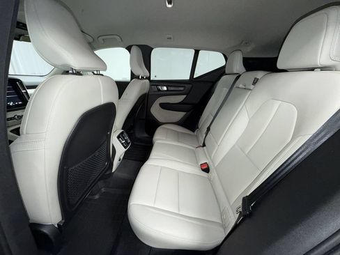 Used 2019 Volvo XC40 T4 Momentum FWD image 13