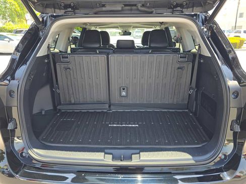 Used 2023 Toyota Highlander XLE FWD image 17