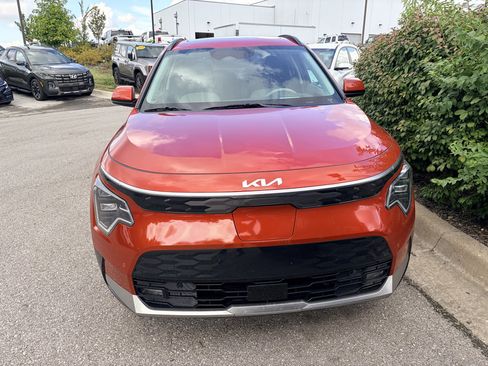 Used 2023 Kia Niro Wave w/ Wave Preserve Package FWD image 7