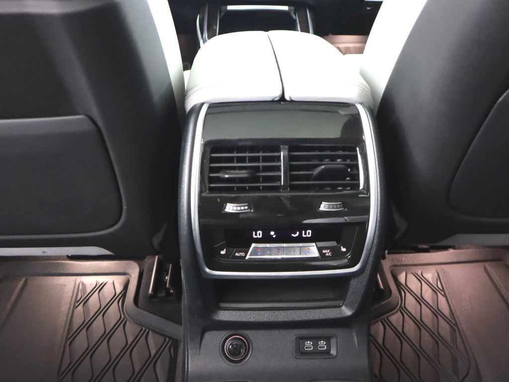 Used 2023 BMW X7 xDrive40i w/ M Sport Package AWD/4WD image 25