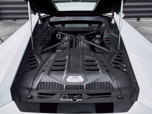 Used 2020 Lamborghini Huracan EVO image 23