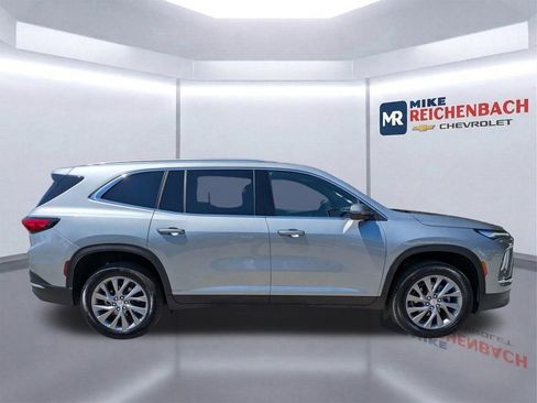 Used 2025 Buick Enclave Preferred FWD image 3